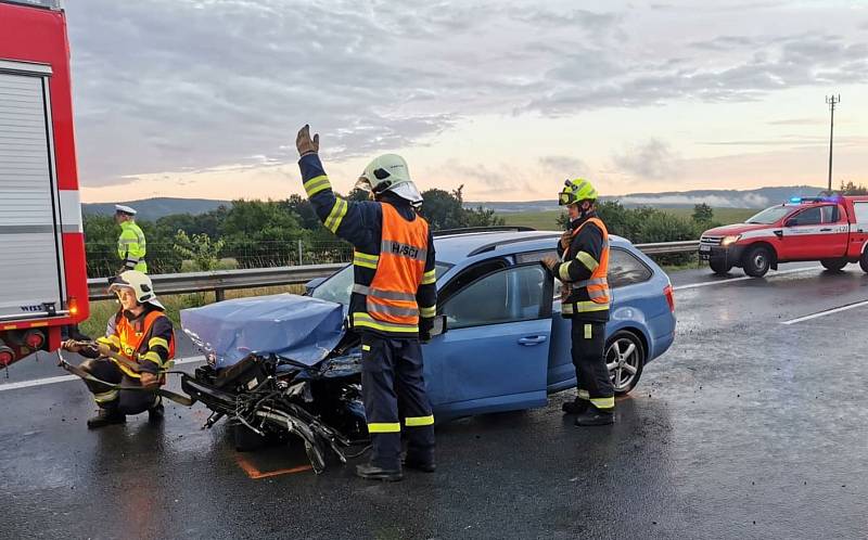 Vážná dopravní nehoda uzavřela v neděli dálnici D5 u Mýta.