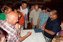 SOUSEDSKÉ POSEZENÍ nebylo jen o sezení za stolem. Organizátoři, včele s hlavním protagonistou Františkem Aubrechtem (na fotografii vpravo s balíčkem karet v ruce), si pro návštěvníky devátého ročníku připravili i zábavné kvízy a hry.