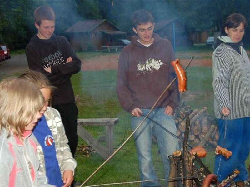 Medvědí stezky, soutěže v orientaci v přírodě se zúčastnilo osmdesát dětí. Pořadatelem je ASPV a účastníci jsou v kempu v Habru u Volduch.