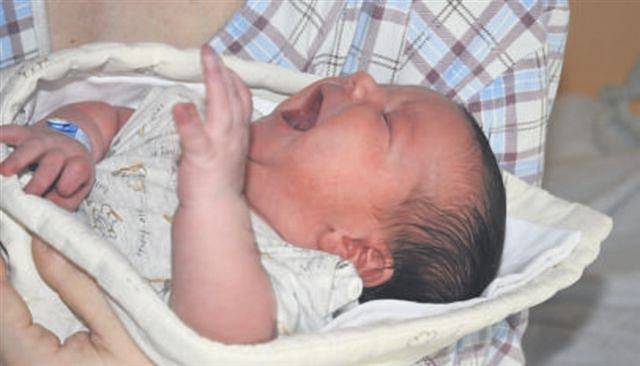Haj Ramadan SIYAR z Mirošova se narodil 7. ledna pět minut po desáté dopoledne. Manželé Stanislava a Walat věděli, že i jejich druhé dítě bude chlapeček. Doma už mají prvorozeného syna Lukáše (5 let). Malý Haj vážil 4740 gramů, měřil 53 cm.