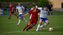 Fotbalisté TJ Sokol Radnice (červení).