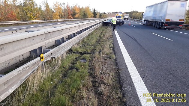 Nehoda na 46. kilometru dálnice D5 u Kařezu, 30. 10. 2023.