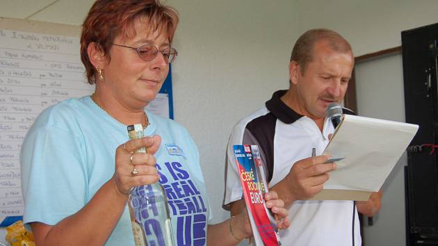 V Příkosicích se při fotbalové turnaji losovala tombola. Aktu se ujali moderátor Standa Šmolík a Jana Moulisová. 