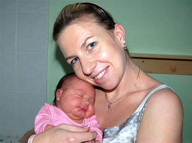 Veronika POLÁKOVÁ ze Starého Plzence přišla na svět na sále rokycanské porodnice 29. října. Narodila se v 7 hodin a 10 minut. Manželé Irena a Lukáš věděli dopředu, že jejich první dítě bude holčička. Malá Veronika se narodila s mírami 4040 gramů a 51 cm. 