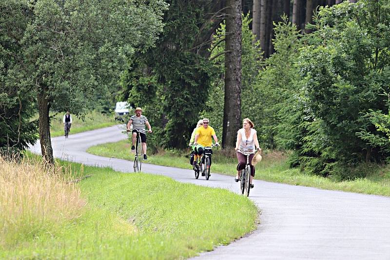 Sraz příznivců a majitelů historických bicyklů se konal v obci u Rokycan