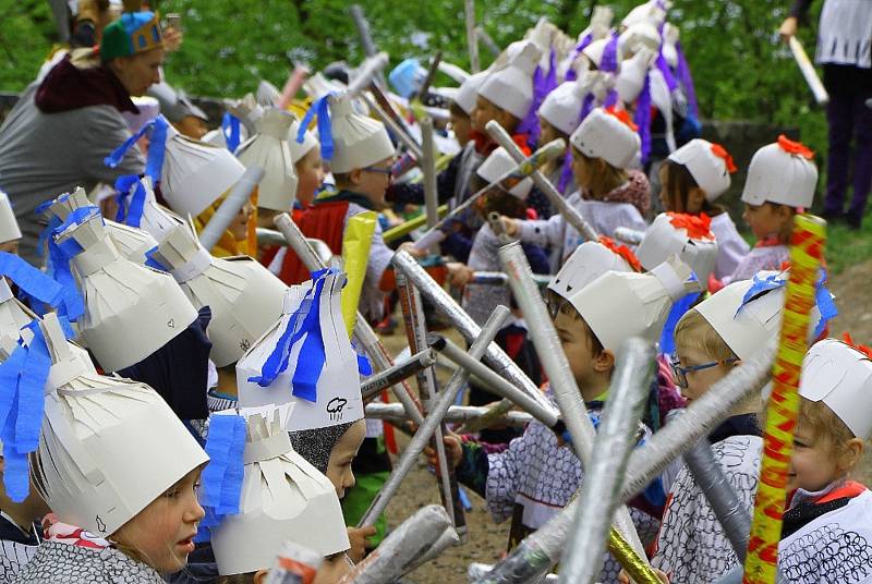 Boj dětí z rokycanské Pohádky o poklad nad Starým Plzencem skončil smírně.