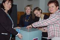 Střapole. Právě se zavřely dveře volební místnosti ve Střapoli a zapisovatelka Iveta Radová, předsedkyně Eva Šimanovská i Bára Klausová s maminkou Vlastou (zleva) se ujímají součtu hlasů ve 2. kole prezidentských voleb. 