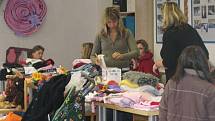 V sobotu dopoledne se Dům dětí a mládeže Rokycany proměnil v tržiště. Stolky zaplnilo dětské oblečení a další věci pro nejmenší.