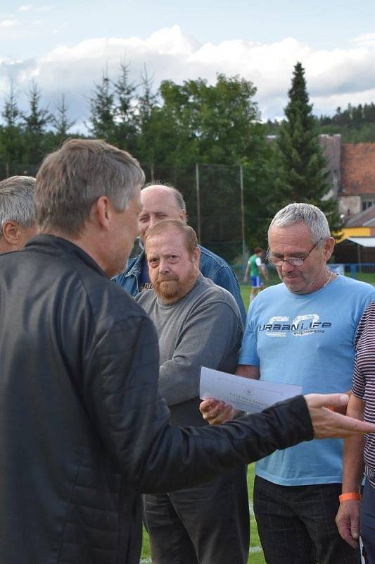 Slavnostní poděkování bývalým reprezentantům TJ Sokol proběhlo v poločasové přestávce zápasu proti Stříbru.