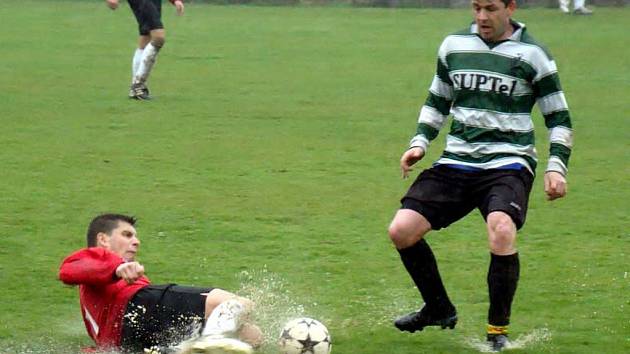 V  utkání okresního přeboru mužů utrpěli fotbalisté Cheznovic debakl 0:6 s rezervou FC Rokycany. Hostům hrálo do not odložení zápasu přeboru kraje s Tachovem, mohli se posílit. S vodou se aktéři rvali statečně.  