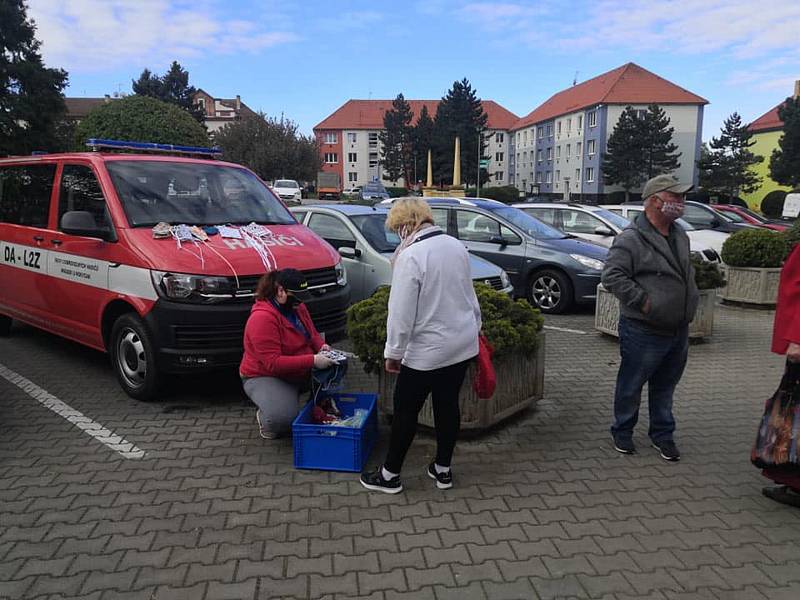 Roušky od hasičů byly v Hrádku zdarma