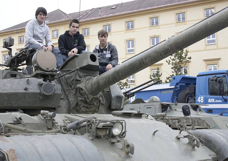 Historickou techniku zapůjčilo škole Muzeum na demarkační linii. Na zoubek se jí podívali i mechanici - seřizovači, a to Martin Vohár, Petr Toman a Marek Boula. 