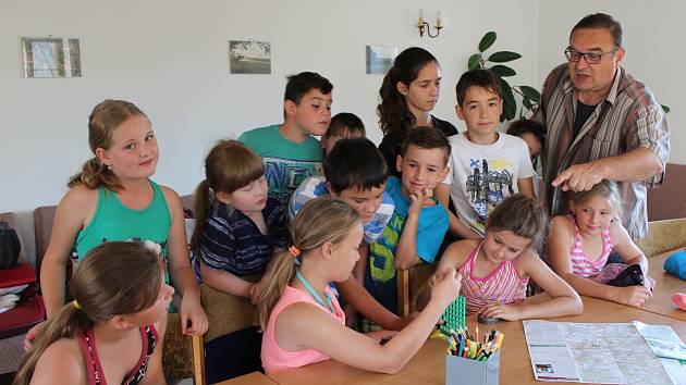 EJPOVIČTÍ pořádali poprvé obecní tábor. Čtrnácti dětí se ujal starosta Jaromír Kalčík, pomohly kolegyně z úřadu a stravování měly na povel ženy ze školní jídelny.