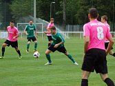 FC ROKYCANY TJ SOKOL ČÍŽOVÁ 5:2 (1:2). Michal Černý proti růžové přesile, v pozadí je Pavel Grambal.