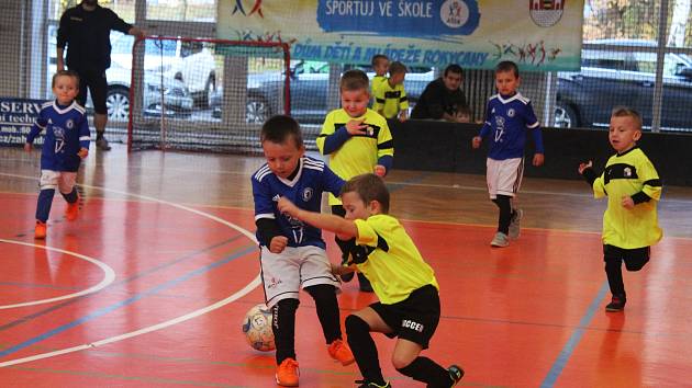 Turnaj malých fotbalistů v tělocvičně rokycanského gymnázia