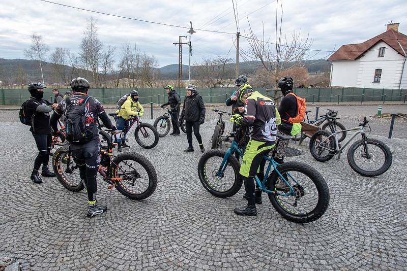 Jedenáct účastníků jízdy na ´tlustých´ kolech se v roce 2020 vydalo ze Strašic do Brd. Zvládli téměř devadesát kilometrů.