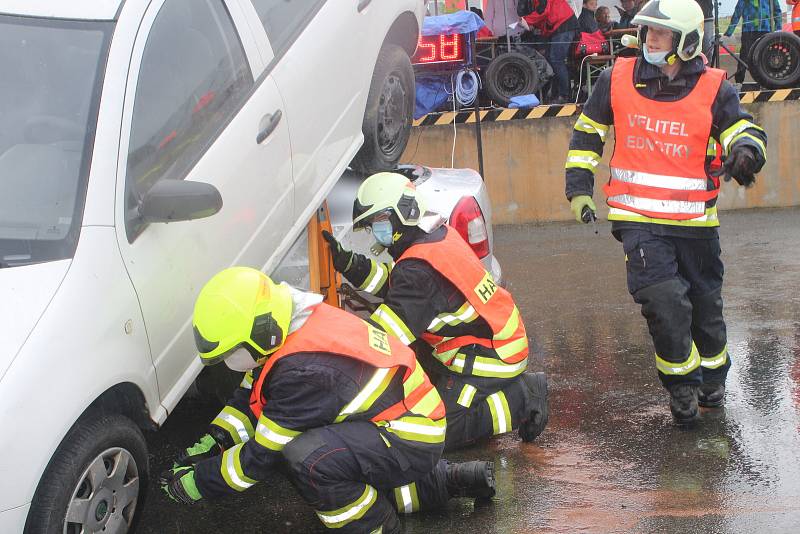 V areálu HZS na Švabíně ve Zbiroze se uskutečnila soutěž ve vyprošťování při nehodách.