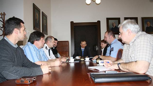 Radní města Rokycany v čele se starostou Vladimírem Šmolíkem  společně se zástupci Policie ČR  hodnotili uplynulou spolupráci . 