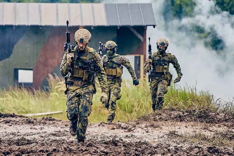 BAHNA – Den pozemního vojska v bývalém vojenském prostoru nedaleko Strašic na Rokycansku přilákal tisíce příznivců armády, IZS i vojenské historie. V ukázkách byly k vidění bojová vozidla Pandur a Iveco, samohybné houfnice či tanky T-72M4 a T-72M1.