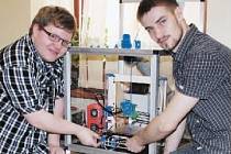 OD ÚPLNÉHO základu si Milan Köhler a Jakub Radkovský ze SOŠ Roky- cany postavili a do chodu uvedli 3D tiskárnu.