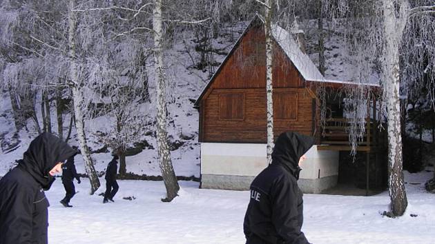 Policisté kontrolovali stovky chat na Rokycansku.