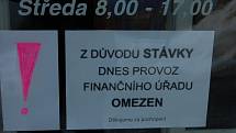 Na dveřích rokycanského finančního úřadu visel včera leták, upozorňující na omezený chod. 