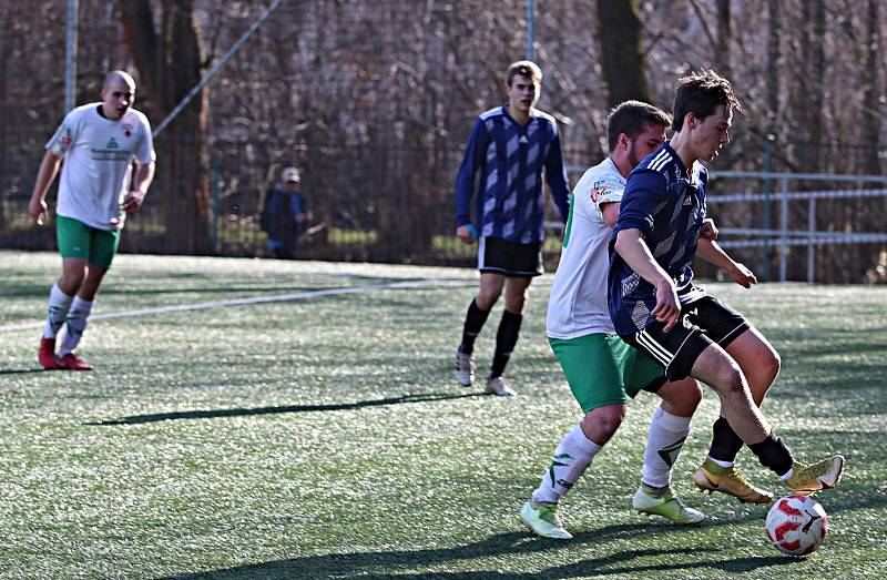 Při jarní premiéře krajské 1. B třídy musely Radnice B na umělku do Rokycan. Podlehly tu Mladoticím 1:5. Foto Jaroslav Kreisinger