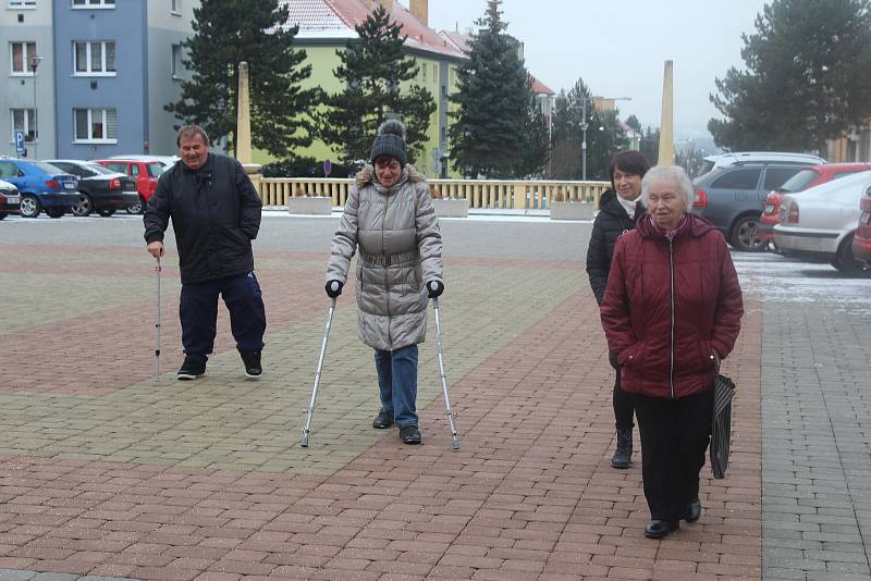 Deník postupně navštívil volební místnosti v Kamenném Újezdu, Hrádku, Mirošově, Kakejcově, Nevidu i Veselé