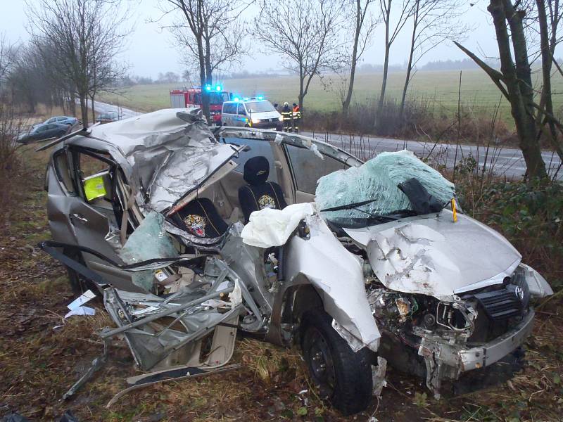 ZDEMOLOVANÝ osobní automobil v mirošovské Uxově ulici. V sobotu ráno zde bourala dvoučlenná posádka mladých mužů a jedenadvacetiletý pasažér havárii nepřežil.