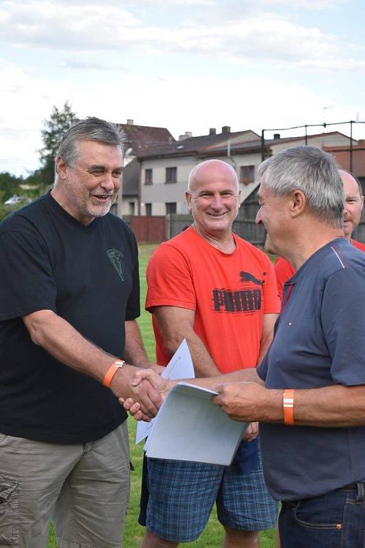 Slavnostní poděkování bývalým reprezentantům TJ Sokol proběhlo v poločasové přestávce zápasu proti Stříbru.