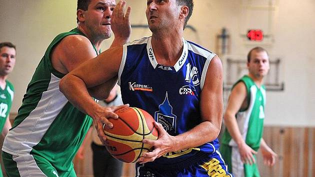 Basketbalová záloha SKB B prohrála s Domažlicemi o 15 bodů. Velké potíže dělal domácímu kapitánovi Janu Johánkovi (vlevo) svým pohybem pod košem, ale úspěšnou střelbou ze střední vzdálenosti, domažlický Petr Špaček (16). 