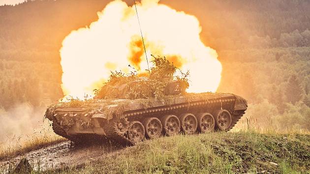 BAHNA – Den pozemního vojska v bývalém vojenském prostoru nedaleko Strašic na Rokycansku přilákal tisíce příznivců armády, IZS i vojenské historie. V ukázkách byly k vidění bojová vozidla Pandur a Iveco, samohybné houfnice či tanky T-72M4 a T-72M1.