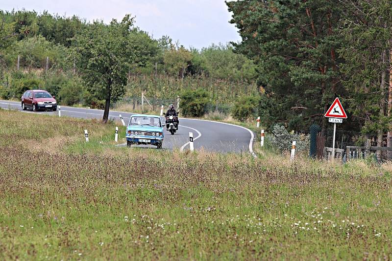 Auta a motocykly z let 1948 až 1989 obdivovali fanoušci v Břasích, Svaťáku či Liblíně.