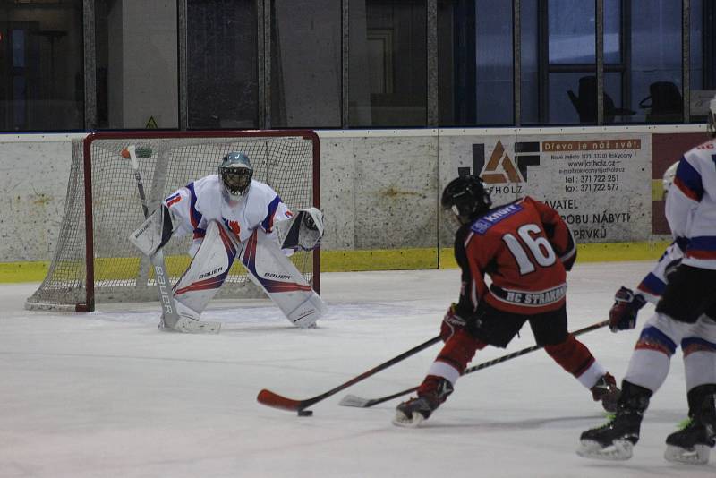 Hokejoví starší žáci HC Rokycany (v bílém) pokořili v dohrávce Strakonice