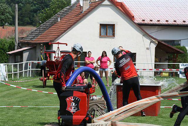 Mirošovští dobrovolní hasiči v akci.
