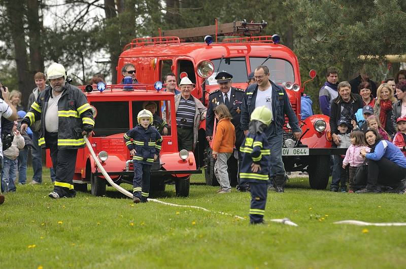 Otevření dětského hřiště Karlem Gottem v Újezdu u Svatého Kříže