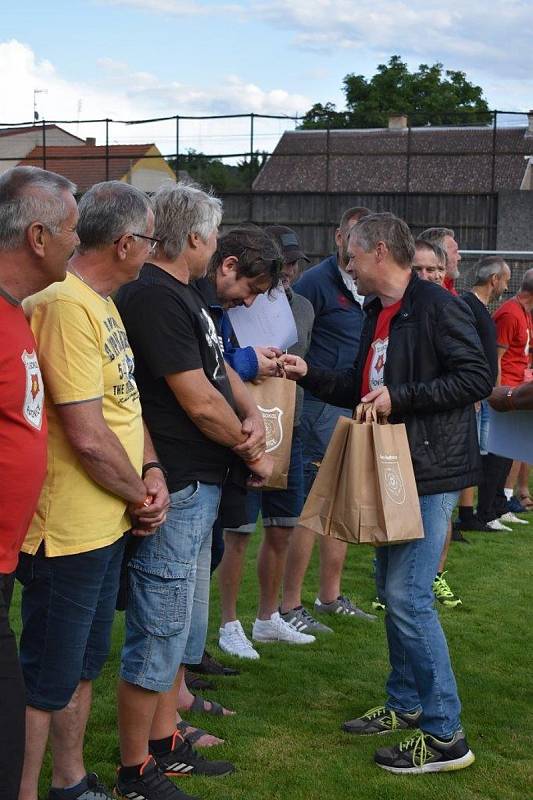 Slavnostní poděkování bývalým reprezentantům TJ Sokol proběhlo v poločasové přestávce zápasu proti Stříbru.