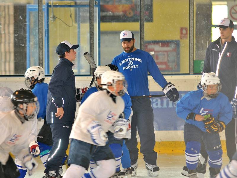 NA ROKYCANSKÝ LED se včera odpoledne postavil obránce z nejvyšší zámořské hokejové soutěže NHL Radko Gudas, který předával zkušenosti svým následovníkům. Gudas aktuálně působí jako obránce v Tampě.