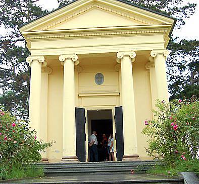 Monument. Dominantou stupenského hřbitova je hrobka  rodu Šternberků. Včera odpoledne sem zamířily stovky návštěvníků.