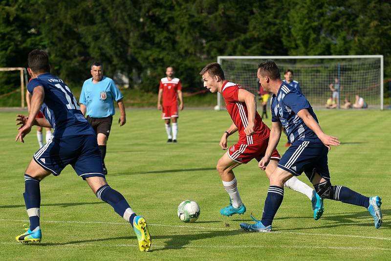 Fotbalisté Slavoje Mýto (na archivním snímku hráči v modrých dresech ze zápasu s Petřínem) vyhráli v neděli na půdě Vejprnic 4:0.