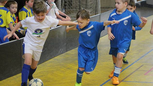 Nedělní turnaj malých fotbalistů v hale rokycanského gymnázia.