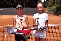Nela Krajíčková (vpravo) zářila před týdnem na domácím turnaji v Rokycanech ve čtyřhře společně s Emmou Beranovou