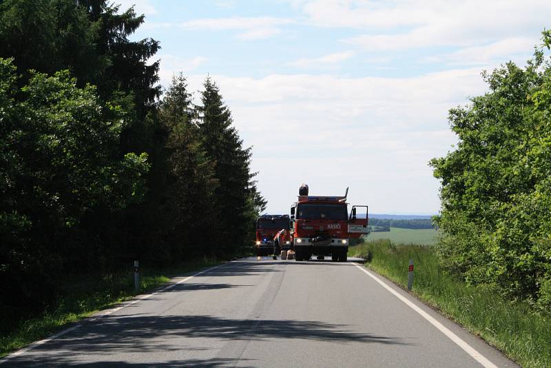 Zásah hasičských jednotek u hořícího autobusu u Borovna (3. června 2015)