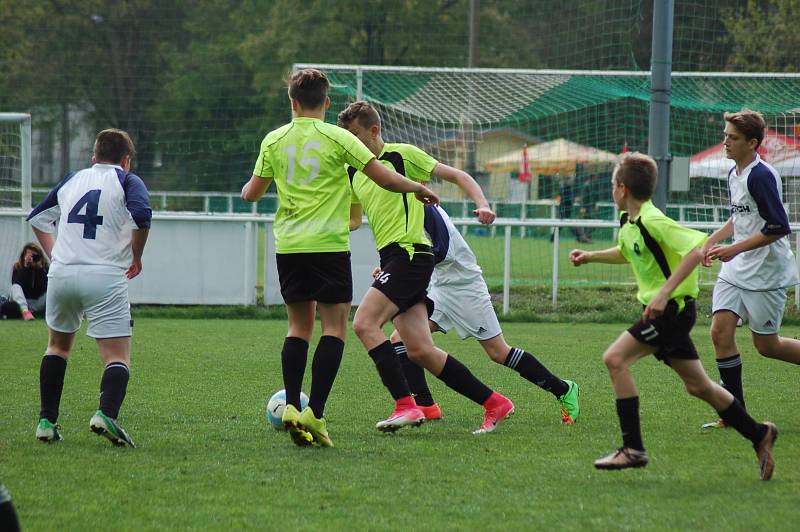 VE FOTBALOVÉ krajské soutěži žáků podlehla rezerva FC Rokycany fyzicky vyspělejšímu soupeři z Horšovského Týna 2:7 po poločase 0:2.