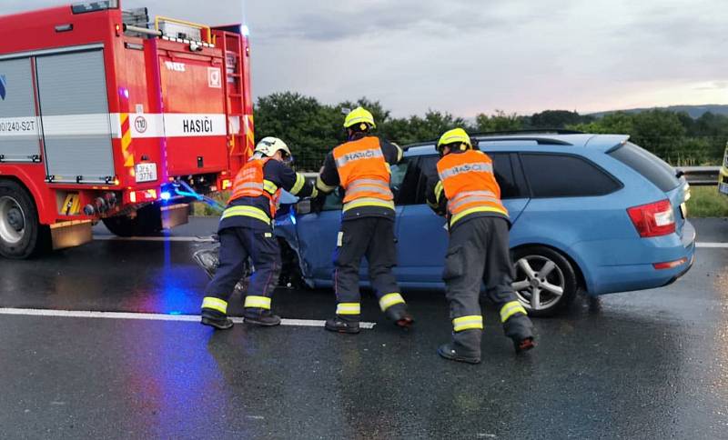Vážná dopravní nehoda uzavřela v neděli dálnici D5 u Mýta.