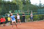 Více než dvacet účastníků tenisového kempu v Mýtě si zatrénovalo s Radkem Štěpánkem.