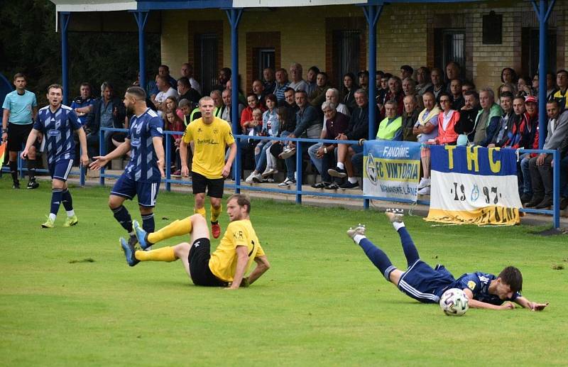 Fotbalisté TJ Slavoj Mýto (na archivních snímcích hráči v modrých dresech) porazili divizní Tochovice 3:1.