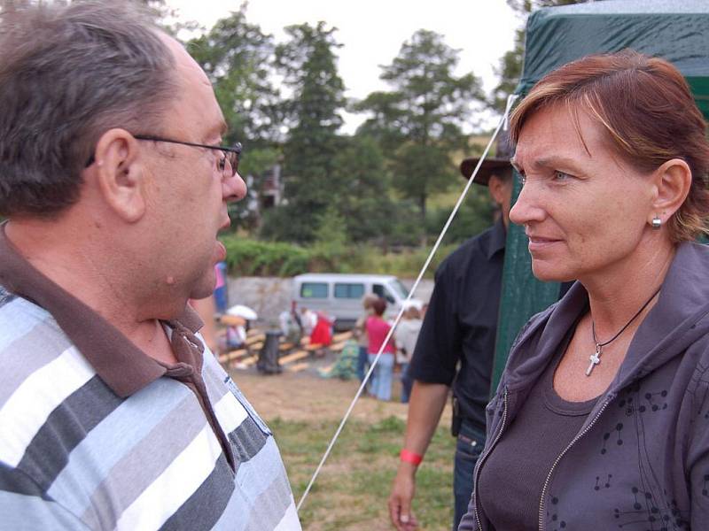 Bývalá šéfka rezortu zdravotnictví Dana Jurásková si po odchodu z vlády poprvé užívala volný víkend. V sobotu večer zamířila jako obyvatelka Radnic na sedmou přehlídku country kapel a potkala tu i starostu města Josefa Paška.  