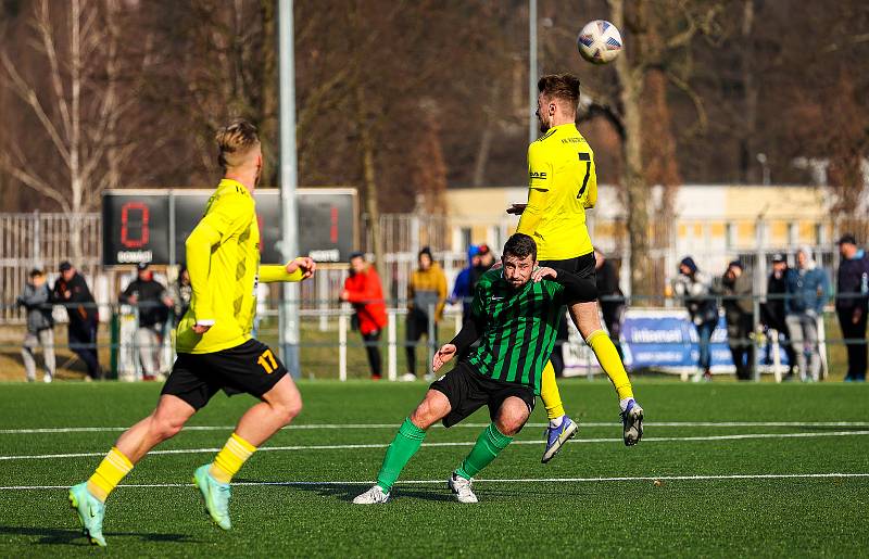 Fotbalisté divizního FC Rokycany (na archivním snímku hráči v zelených dresech) prohráli své přípravné utkání na novou sezonu. S Kladnem padli 2:4.