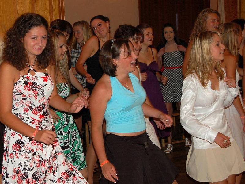 Pátkem a sobotou vrcholí v rokycanské sokolovně letní taneční kurzy pro mládež.  